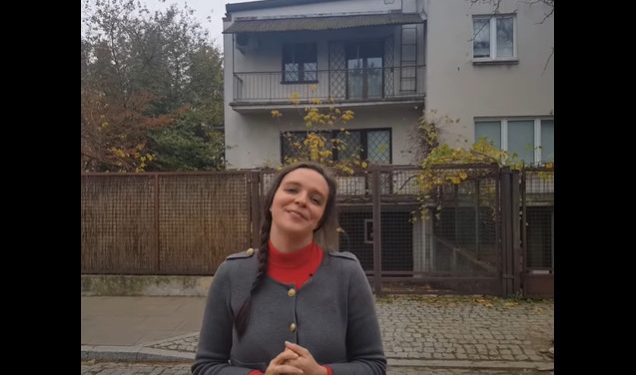 Jachira poszła pod dom Kaczyńskiego. Znów drwi [WIDEO]