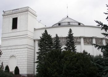 PiS triumfuje w wyborach parlamentarnych i rządzi samodzielnie. Mamy wyniki Exit Poll