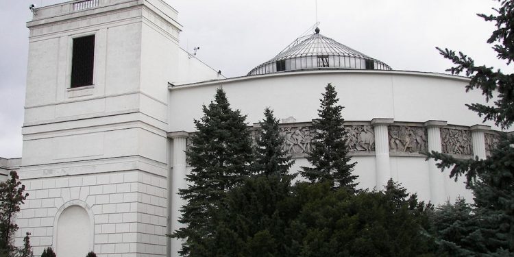 PiS triumfuje w wyborach parlamentarnych i rządzi samodzielnie. Mamy wyniki Exit Poll