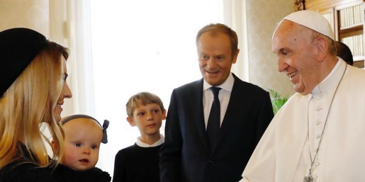 Donald Tusk spotkał się z papieżem. Pokazał zdjęcie. „Właśnie przedstawiam swoją wnuczkę”