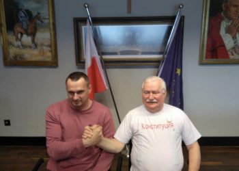 Lech Wałęsa z nową koszulką! Przy okazji zaliczył spektakularną wpadkę [FOTO]