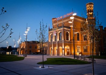 Na dworcu we Wrocławiu zawisły swastyki. O co chodzi?