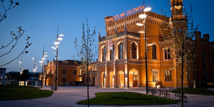 Na dworcu we Wrocławiu zawisły swastyki. O co chodzi?