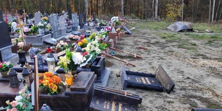 Zdewastowano groby na cmentarzu. „Nie pozwólmy na tolerowanie wandalizmu”