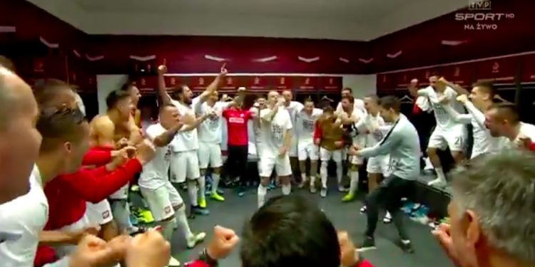 Tak Polacy świętowali awans na Euro. Grzegorz Krychowiak pokazał nagranie z szatni [WIDEO]
