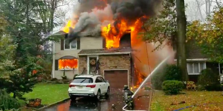 Samolot spadł na dom Polaków. Jedna osoba nie żyje [WIDEO]