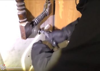 Odkryto „dziuplę” z nielegalnymi automatami. Wejście przez… umywalkę z lustrem [WIDEO]