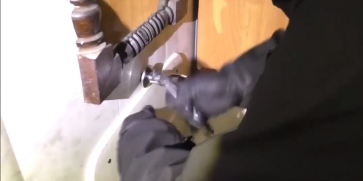 Odkryto „dziuplę” z nielegalnymi automatami. Wejście przez… umywalkę z lustrem [WIDEO]