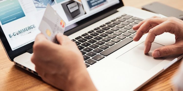 Prowadzenie e-sklepu: Najbardziej zdrożały reklamy, a także usługi informatyków i prawników