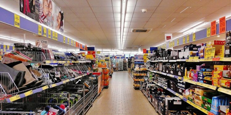 Emeryt zjadł cukierek za 40 groszy w sklepie. Został skazany na prace społeczne