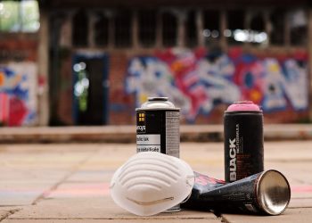 Graffiti i brud na szybach przystanków chroni ptaki przed kolizjami