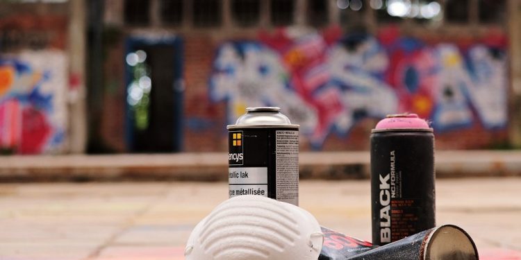 Graffiti i brud na szybach przystanków chroni ptaki przed kolizjami