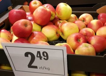 Analiza rynku detalicznego: Sklepy częściej stawiają na promocję jabłek niż bananów