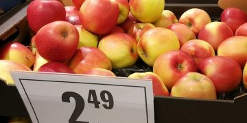 Analiza rynku detalicznego: Sklepy częściej stawiają na promocję jabłek niż bananów