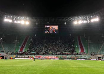 Kibice upamiętnili Kornela Morawieckiego. Transparent