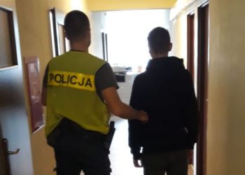 Nastolatkowie napadli 47-latka. Pobili i okradli