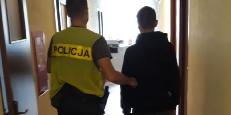 Nastolatkowie napadli 47-latka. Pobili i okradli