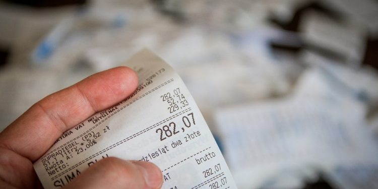 Paragony szkodliwe dla zdrowia pracowników sieci? „Solidarność” chce je wycofać