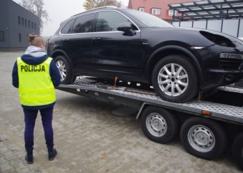 Zachodniopomorskie: Pijany mężczyzna wiózł kradzione auto. Próbował przekupić policjantów