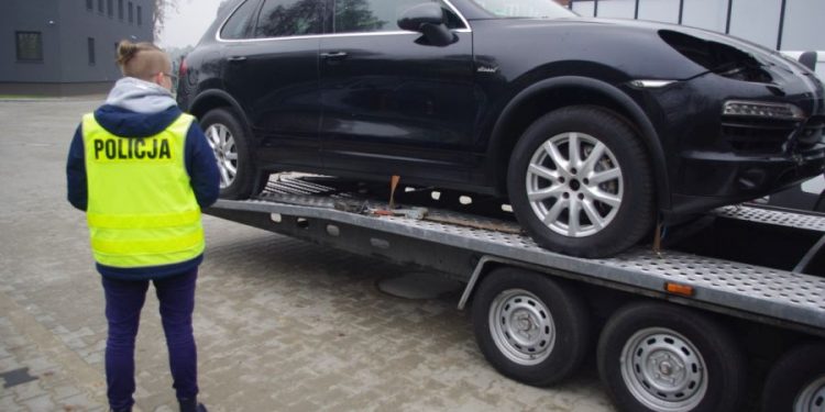 Zachodniopomorskie: Pijany mężczyzna wiózł kradzione auto. Próbował przekupić policjantów