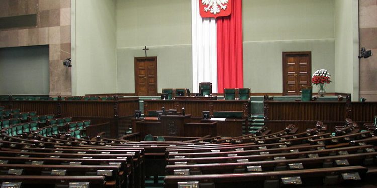 Sondaż Pollster: Opozycja ma więcej, ale PiS rządzi samodzielnie