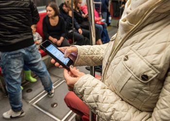 Polacy chętnie korzystają z telefonów w komunikacji miejskiej. Głównie sięgają po politykę i plotki