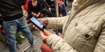 Polacy chętnie korzystają z telefonów w komunikacji miejskiej. Głównie sięgają po politykę i plotki