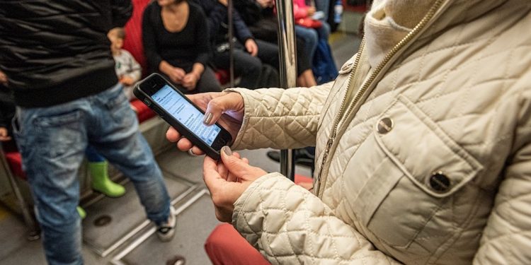 Polacy chętnie korzystają z telefonów w komunikacji miejskiej. Głównie sięgają po politykę i plotki