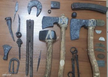 Warszawa: Miał średniowieczne topory w mieszkaniu. Grozi mu więzienie