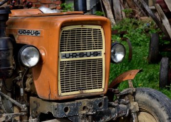 74-latek chciał potrącić policjantów… ciągnikiem. Następnie zaatakował siekierą