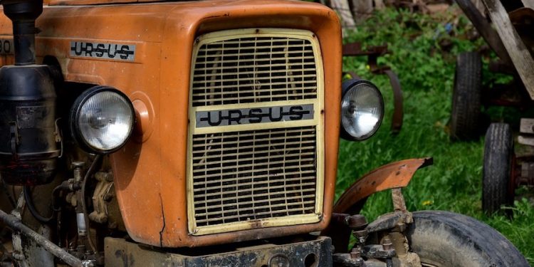 74-latek chciał potrącić policjantów… ciągnikiem. Następnie zaatakował siekierą