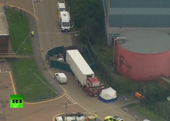 Makabryczne odkrycie. W ciężarówce znaleziono 39 ciał [WIDEO]