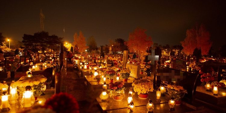 Zbliża się Wszystkich Świętych. Jezuita: Pomoc zamiast zniczy
