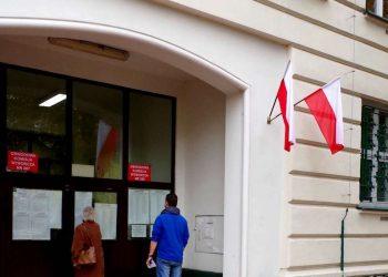 PKW podała frekwencję na godzinę 17:00. Mamy porównanie z poprzednimi latami