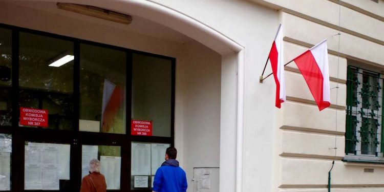 PKW podała frekwencję na godzinę 17:00. Mamy porównanie z poprzednimi latami
