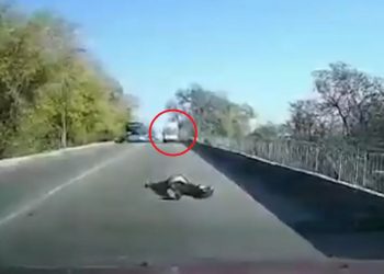 Ukraina: Zdumiewająca sytuacja na drodze. Z karetki wypadł mężczyzna