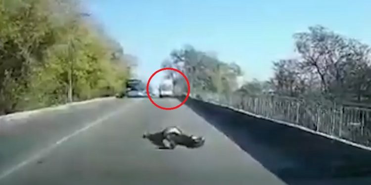 Ukraina: Zdumiewająca sytuacja na drodze. Z karetki wypadł mężczyzna