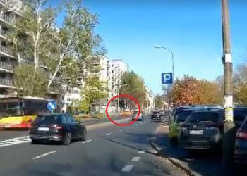 Warszawa: Kierowca BMW wjechał w rodzinę na pasach. Jest nagranie zdarzenia