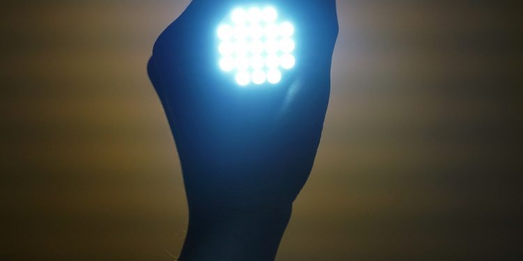 Codzienna ekspozycja na niebieskie światło skraca życie