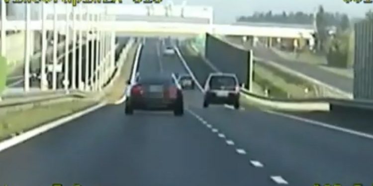 300 km/h po drodze ekspresowej. Policjanci mieli ogromne kłopoty [WIDEO]