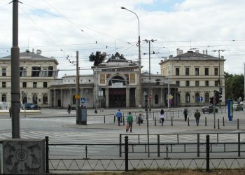 Płonie dworzec we Wrocławiu. Słychać wybuchy, są ranni [FOTO]
