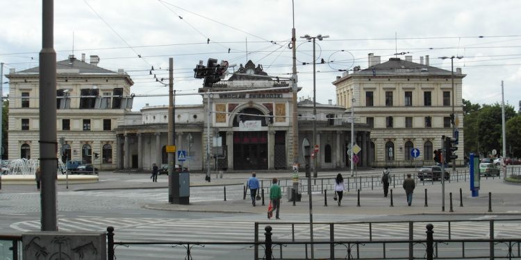 Płonie dworzec we Wrocławiu. Słychać wybuchy, są ranni [FOTO]
