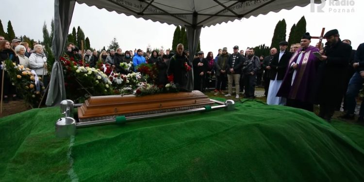 Konin: Nowe fakty w sprawie Adama C. Policjant strzelił trzymając 21-latka za ramię?