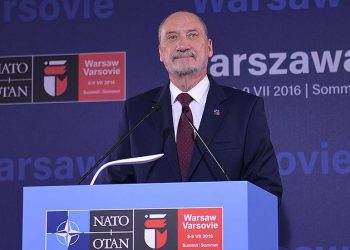 Macierewicz: „Piotrowicz ma naprawdę znaczące zasługi”