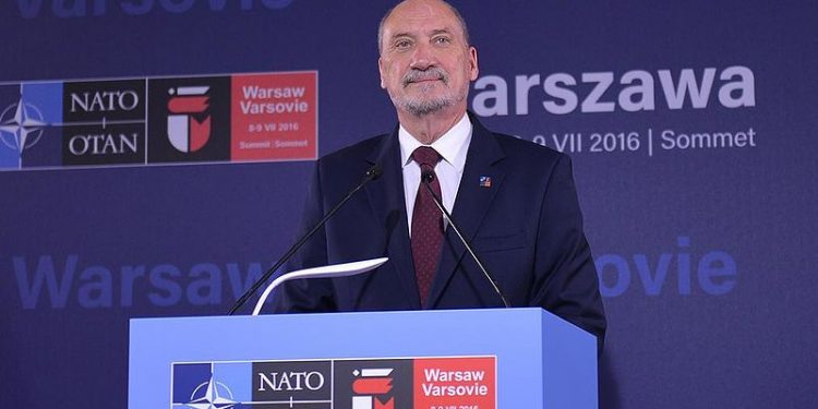 Macierewicz: „Piotrowicz ma naprawdę znaczące zasługi”