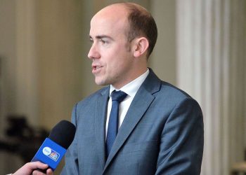 Poseł KO krytykuje Macierewicza. „To tak jakby Nergal czytał Biblię”