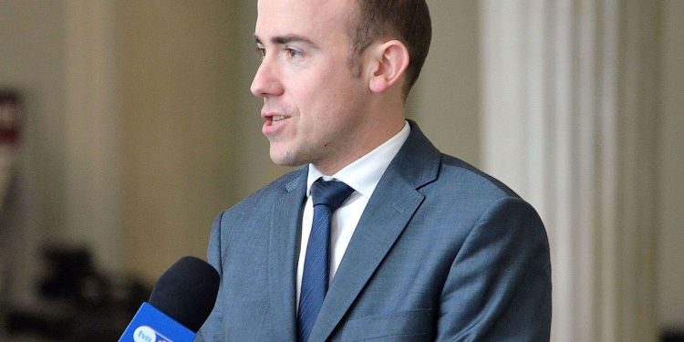 Poseł KO krytykuje Macierewicza. „To tak jakby Nergal czytał Biblię”