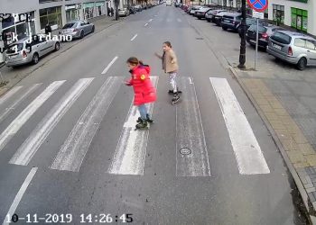 Płock: Pirat drogowy wjechał na przejście na którym znajdowały się dzieci. „O włos od tragedii” [WIDEO]