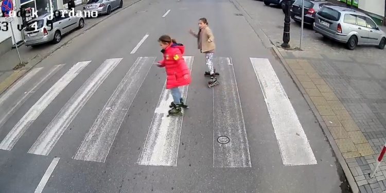 Płock: Pirat drogowy wjechał na przejście na którym znajdowały się dzieci. „O włos od tragedii” [WIDEO]