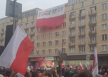 Prowokacja na Marszu Niepodległości. Uczestnicy zerwali kontrowersyjną flagę
